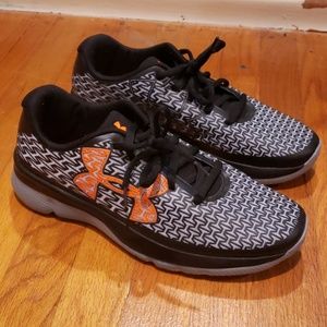 Under Armour Youth Sneakers Sz 7